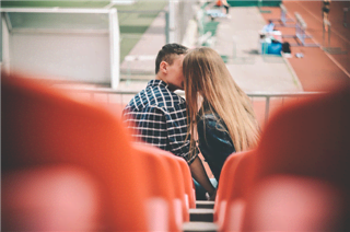 Hãy tưởng tượng nếu tình yêu cũng là một công việc, chỉ có điều không được trả lương