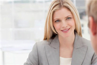 Hãy giao tiếp bằng đôi mắt thông minh và có chiều sâu.